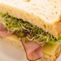 Простой и вкусный рецепт сэндвича с ветчиной и плавленым сыром для перекуса