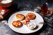 Как приготовить вкусные сырники со сметаной по простому рецепту