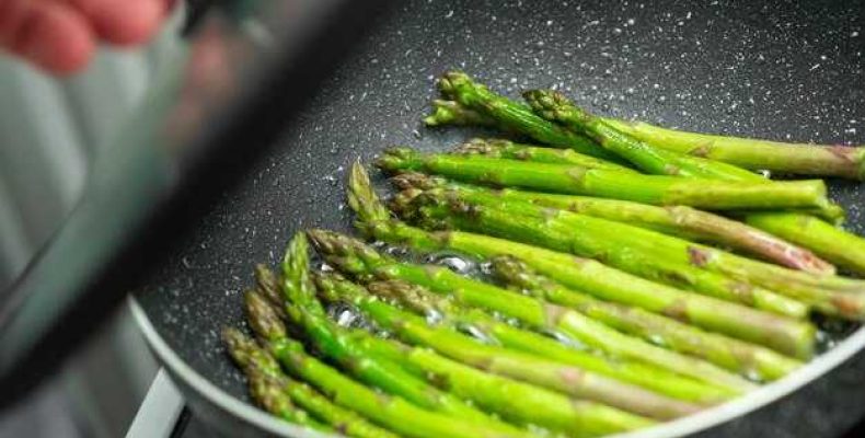 Как правильно жарить зеленую спаржу на сковороде для вкусного блюда