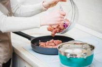 Как правильно жарить стейк на сковороде для отменного вкуса и сочности