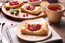 Вкусная слойка из слоеного теста с вишней как приготовить пошагово