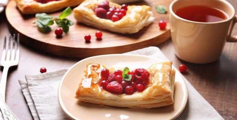 Вкусная слойка из слоеного теста с вишней как приготовить пошагово