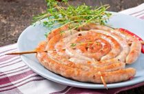 Сосиски в бездрожжевом слоеном тесте в духовке простой и вкусный рецепт