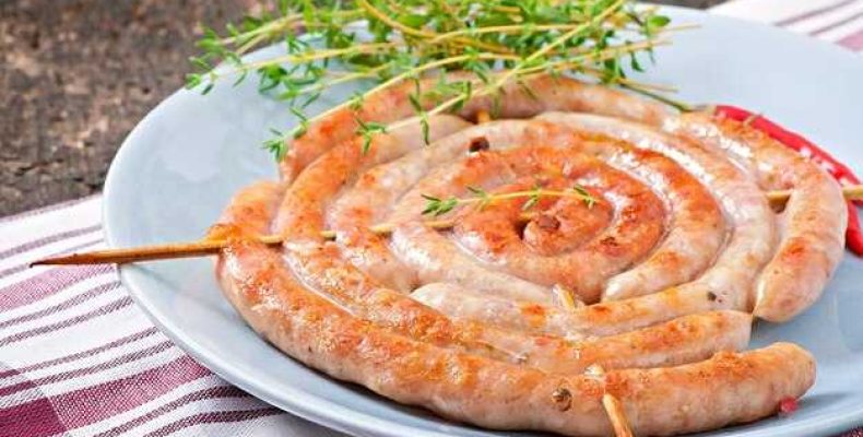 Сосиски в бездрожжевом слоеном тесте в духовке простой и вкусный рецепт