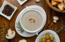 Простой и вкусный соус к гречке с грибами для сытного ужина