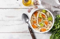 Вкусный куриный суп с картошкой и вермишелью для всей семьи