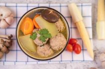 Как приготовить вкусный суп из свиных костей с картошкой и овощами