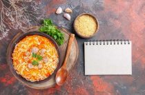 Вкусный рецепт супа с лапшой и колбасой для быстрого обеда или ужина