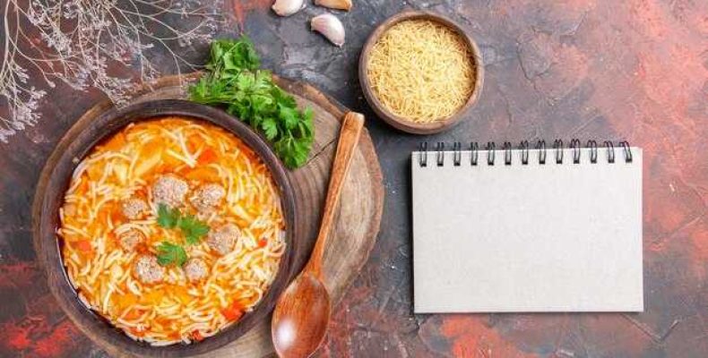 Вкусный рецепт супа с лапшой и колбасой для быстрого обеда или ужина