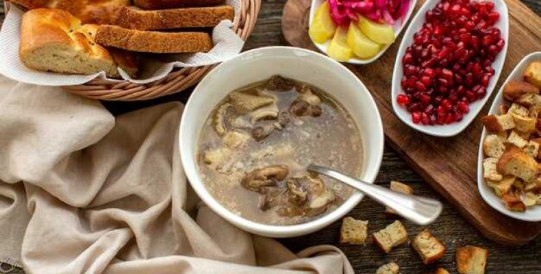 Насыщенный суп с фасолью и грибами для домашнего обеда или ужина