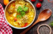 Приготовление ароматного супа с пшеном на курином бульоне пошагово