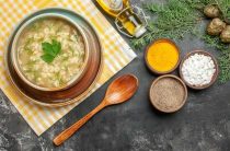 Простой и вкусный рецепт супа с рисом и тушенкой для домашнего обеда