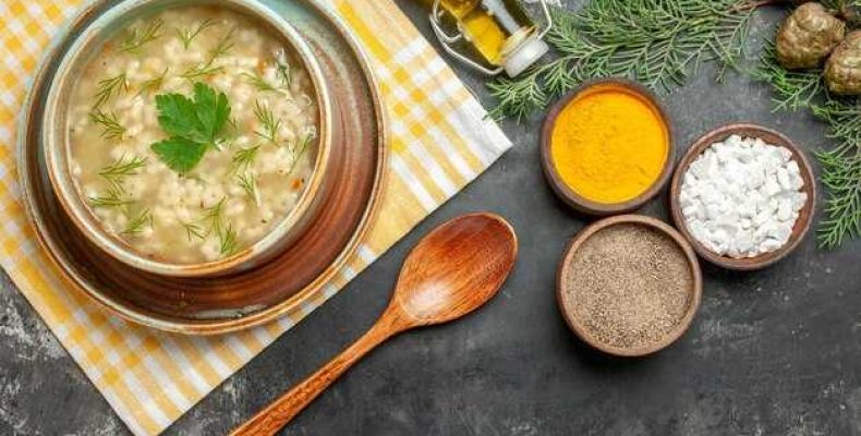 Простой и вкусный рецепт супа с рисом и тушенкой для домашнего обеда