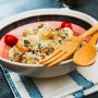 Аппетитный средиземноморский суп с морепродуктами для уютного ужина