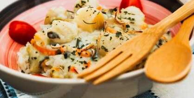 Аппетитный средиземноморский суп с морепродуктами для уютного ужина