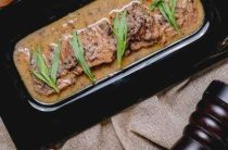 Вкусный рецепт свинины с розмарином запеченной в духовке для семейного ужина