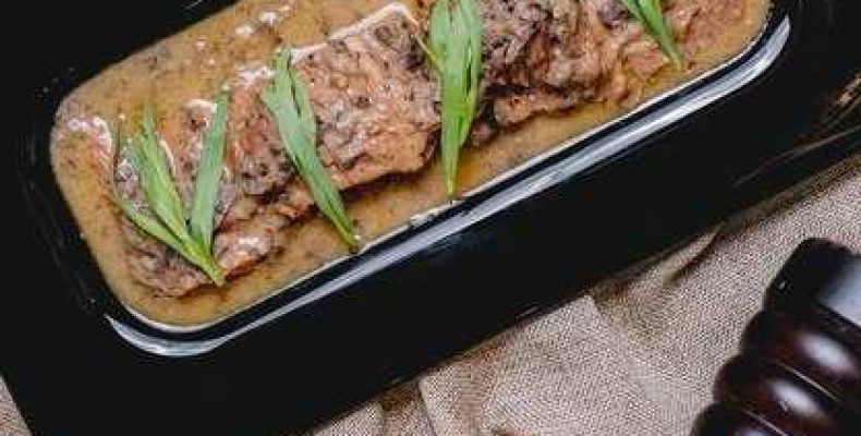 Вкусный рецепт свинины с розмарином запеченной в духовке для семейного ужина
