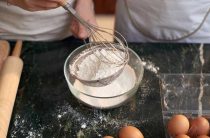 Как приготовить сдобное дрожжевое тесто для пирожков на молоке с сухими дрожжами