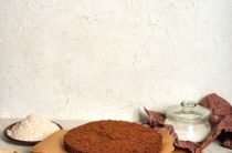 Рецепт вкусного коричневого торта для праздничного стола с пошаговыми инструкциями