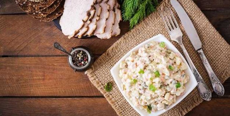 Тушеная капуста с ветчиной и салом по рецепту польской кухни с луком и огурцами