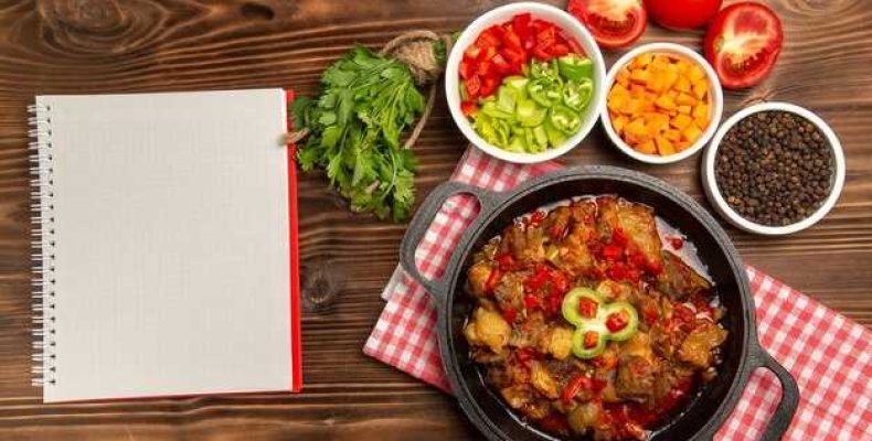 Простой и вкусный рецепт тушеного мяса с томатным соусом для домашнего ужина