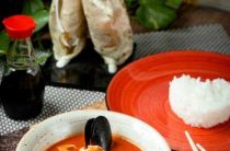 Приготовление ароматного вьетнамского том яма с креветками и свежими травами