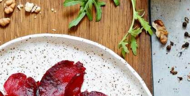 Нежный ягодный салат с йогуртом и медом для летнего наслаждения