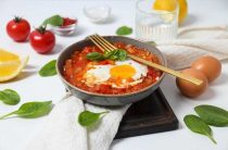 Простой и вкусный рецепт яиц, запеченных в помидорах для сытного завтрака