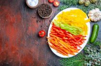 Простой рецепт закуски из болгарского перца с помидорами и морковью на зиму