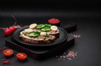 Невероятно вкусная закуска на черном хлебе с селедкой для любого праздника