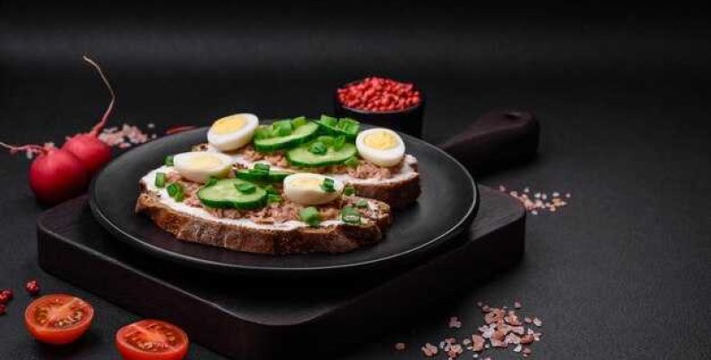 Невероятно вкусная закуска на черном хлебе с селедкой для любого праздника