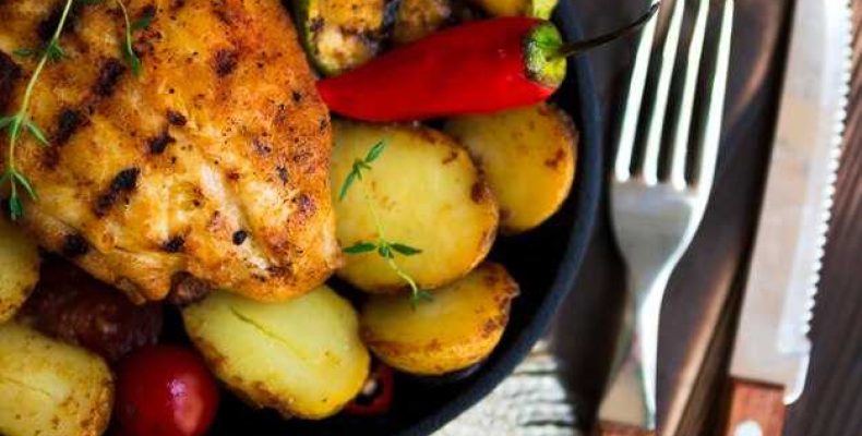 Как запечь курицу с картошкой в духовке просто и вкусно для всей семьи