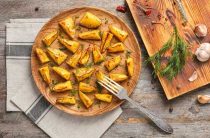 Вкусный рецепт жареной картошки с поджарками на сковороде для всей семьи