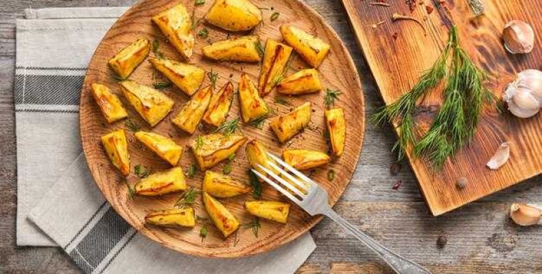 Вкусный рецепт жареной картошки с поджарками на сковороде для всей семьи