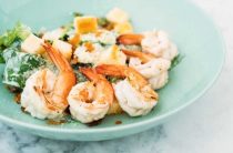 Простой и вкусный рецепт жареных креветок с ароматным чесноком для любого праздника