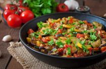 Вкусное жаркое из кабачков и овощей на сковороде простой рецепт для всей семьи