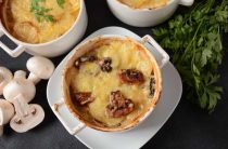 Как приготовить вкусный жульен в хрустящей корзиночке с грибами и курицей