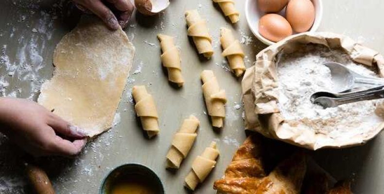 Вкусные и простые рецепты блюд из слоеного дрожжевого теста на каждый день