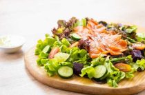 Как приготовить салат из копченой рыбы горячего копчения по простому рецепту