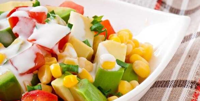 Салат с фасолью, сухариками, сыром и чесноком — простой и вкусный рецепт