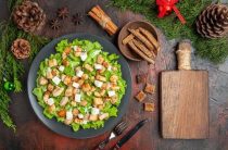 Простой рецепт салата с курицей и кедровыми орешками для праздничного стола