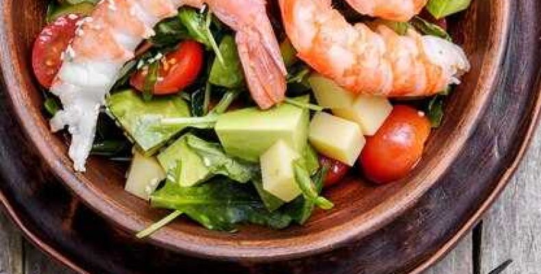 Нежный салат с креветками и яркими овощами для вашего стола