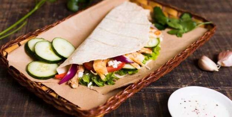 Простой и вкусный рецепт домашней шавермы с курицей в лаваше для всей семьи