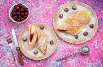 Вишневый штрудель из готового слоёного теста — Рецепт на каждый день