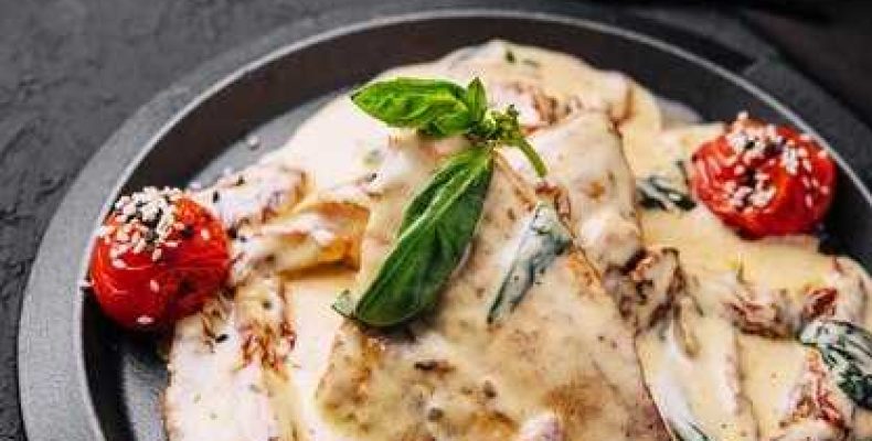 Вкусная курица по-грузински в сливочно-чесночном соусе на сковороде — простой рецепт