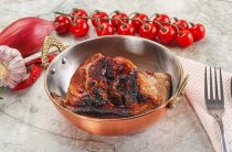 Вкусная рулька из свинины в духовке — простой рецепт домашних деликатесов