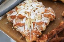 Вкусная слойка с творогом и сыром из слоеного теста — простой рецепт в духовке