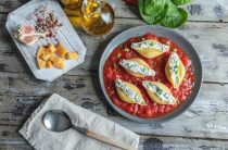 Вкусные фаршированные перцы в духовке с подливкой из сметаны и томатной пасты — Пошаговый рецепт