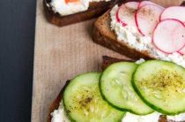 Вкусные горячие бутерброды с соленым огурцом — простой рецепт для быстрого перекуса