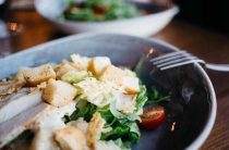 Вкусный домашний рецепт салата Цезарь — простые шаги к идеальному блюду